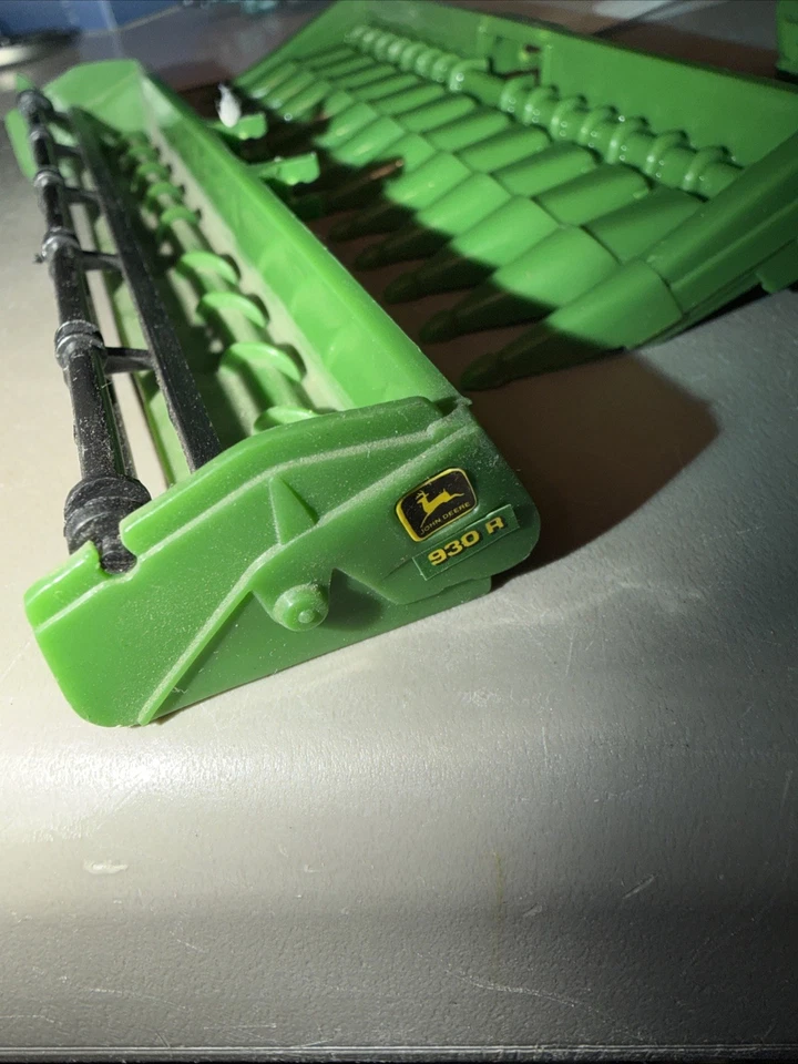 ERTL 1/64 John Deere 9750 STS Combine  with Corn & Grain Heads - Image 2 of 4