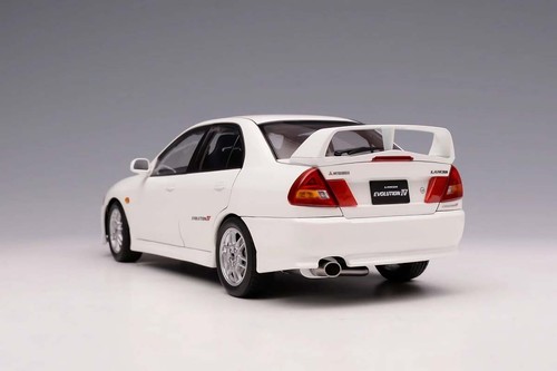 Motorhelix Mitsubishi Lancer Evo IV Scotia White with Engine 1/18. M84003 - Imagen 3 de 6
