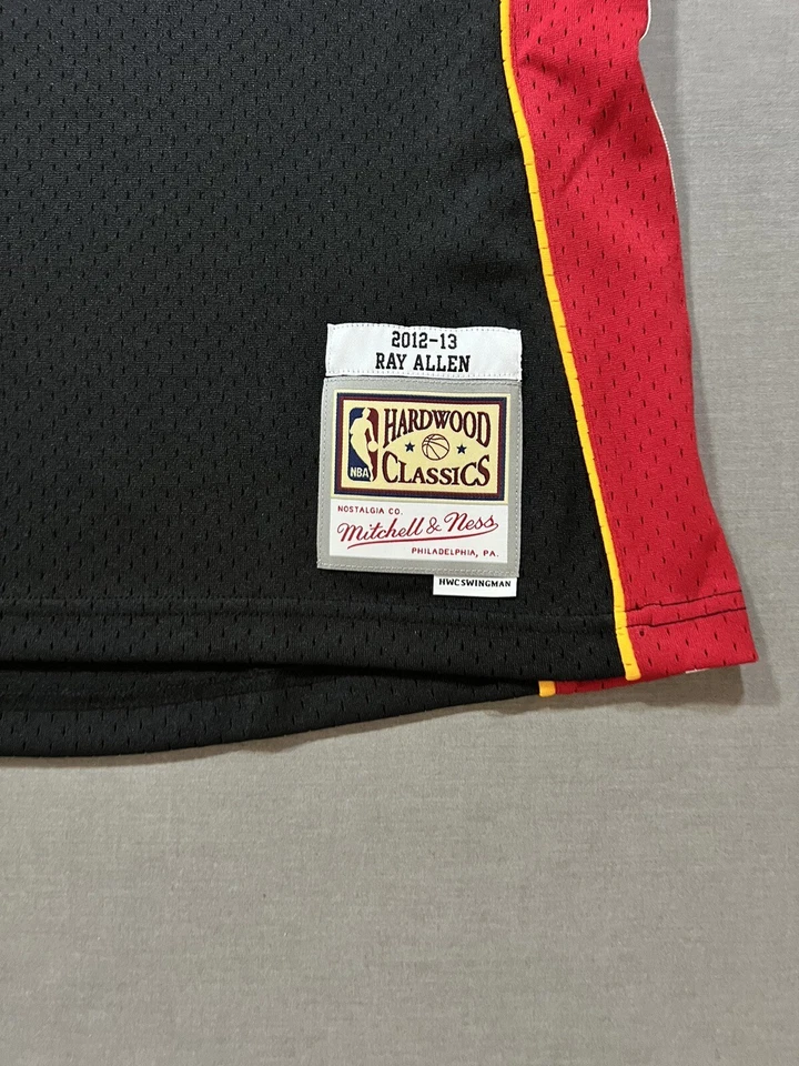 Camiseta deportiva Mitchell & Ness Miami Heat Ray Allen 2012-13 auténtica para hombre mediana negra. Foto 2 de 4