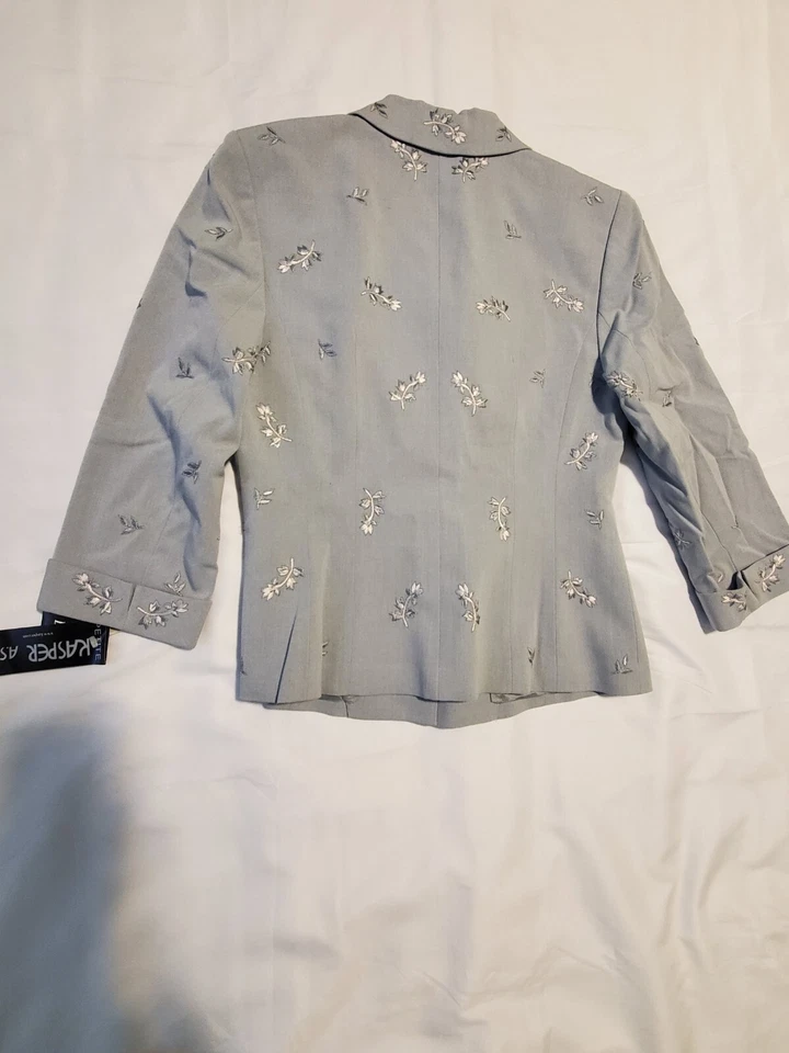 KASPER Blazer Jacket Size 4P Open Notch Collar Crepe Embroidered Silver Gray - Image 2 of 4
