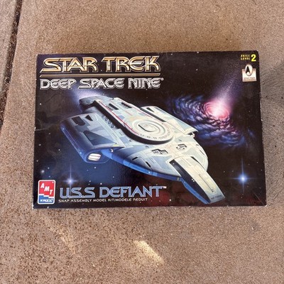 Star Trek Deep Space Nine U.S.S. Defiant Ertl  AMT Model Kit 4613 MIB!!! Sealed