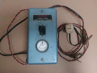 Davenset Vintage Battery Charger Retro Collectable Untested