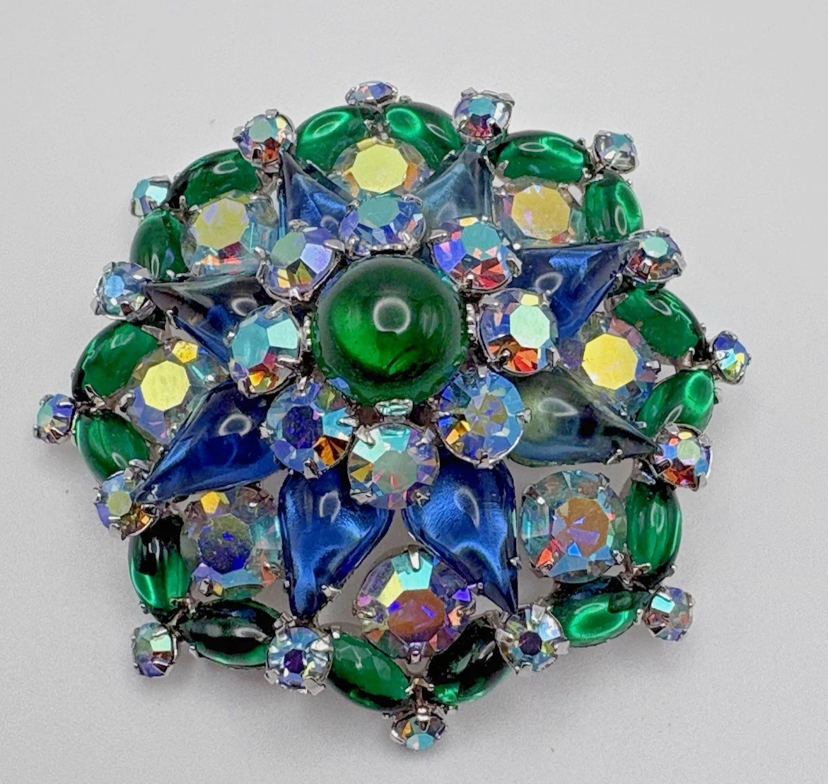 Broche Vintage Années 60 Vendôme - Motif Feuille Avec Perles - 48x34 Mm - Orée Doré - Sur Carte D'origine
