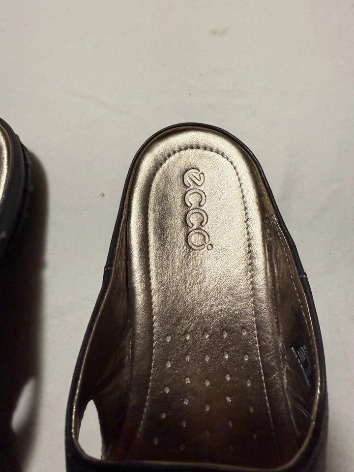 Sandalias de charol ECCO para mujer talla 9 - 9,5 EU 40 negras tanga sin cordones Foto 4 de 4