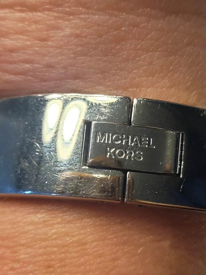Hermosa pieza brazalete brazalete MICHAEL KORS tono plata con piedras circonita Foto 3 de 4