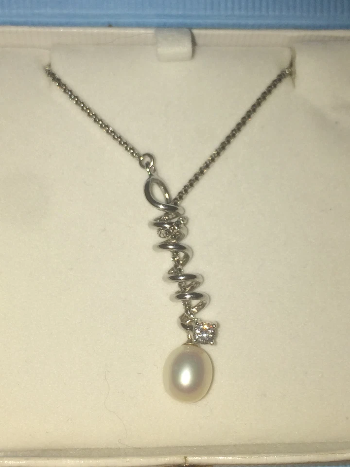 Cadena única de plata de ley 925 con sello con colgante de diamantes y perlas de circonita cúbica Foto 2 de 4