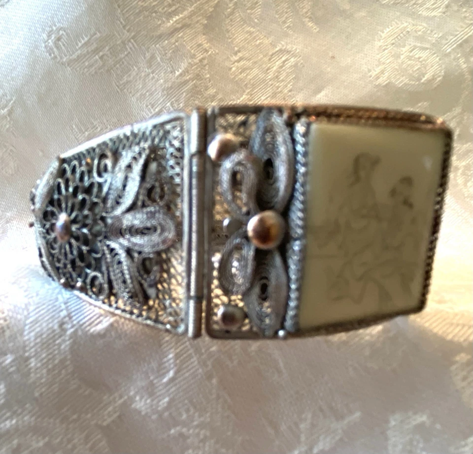 Antigua pulsera china con panel de jade blanco tallado en filigrana Foto 4 de 4