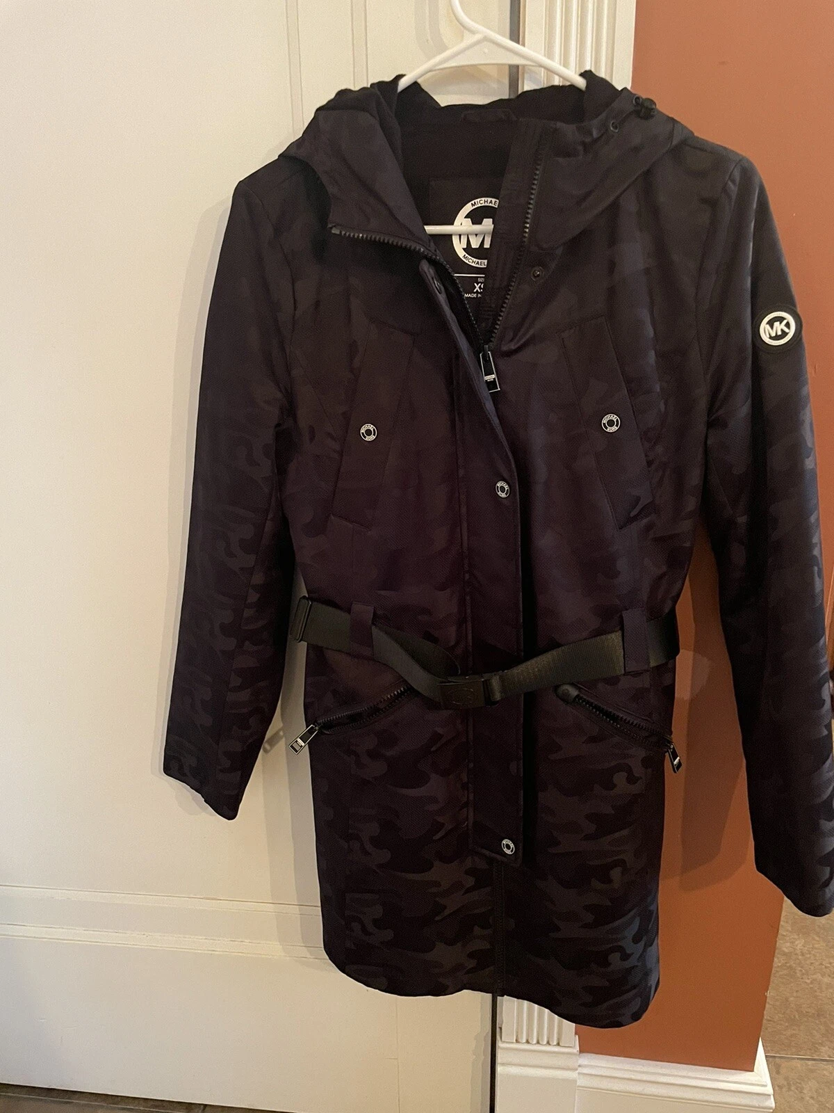 Giacca cappotto foderata in pile Michael Kors con cappuccio nera mimetica. Taglia XS