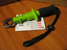 Quarrow 7" Fish Jaw Gripper Heavy Duty Stainless Prongs Adjustable Lanyard Green