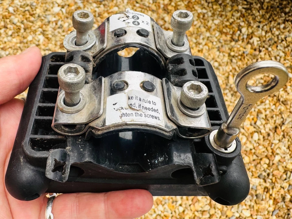 Hamax Caress Child Bike Seat, White/Black (Reflective & Adjustable) - Image 3 of 4