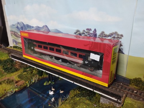 Hornby R4702A (OO) Virgin MK2E offener Standard Reisebus '5787' mit Beleuchtung. | Zustand: Used