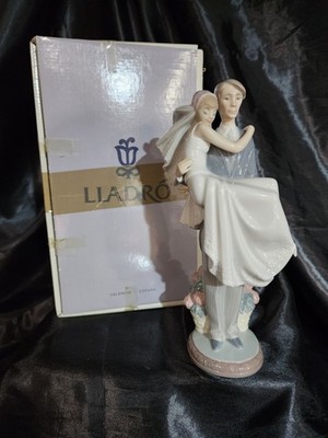 LLADRO Bride and Groom ''OVER THE THRESHOLD'' - #5282 READ