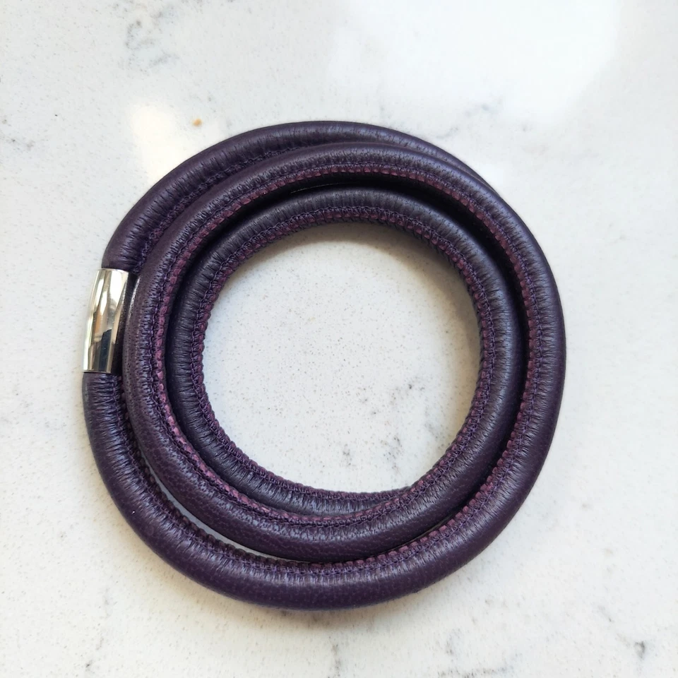 Pulsera de cuero sin fin púrpura triple envoltura cierre magnético Foto 2 de 4