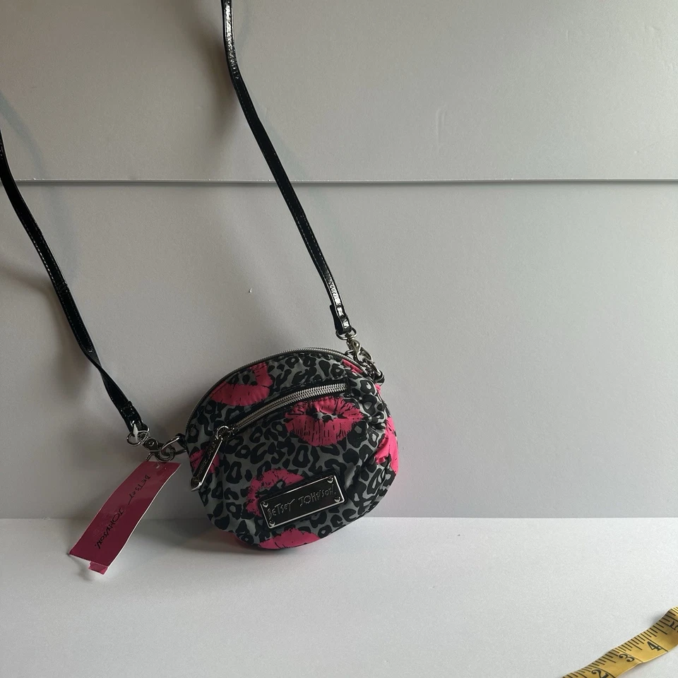 Mini Bolso Bandolera Betsey Johnson Negro y Gris Estampado Animal con Labios Rosa Nuevo con Etiquetas Foto 3 de 4