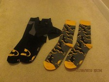 BATMAN MEN'S SOCKS 2 PAIR SIZE 10-13 ONE PAIR COMES WITH CAPE NEW
