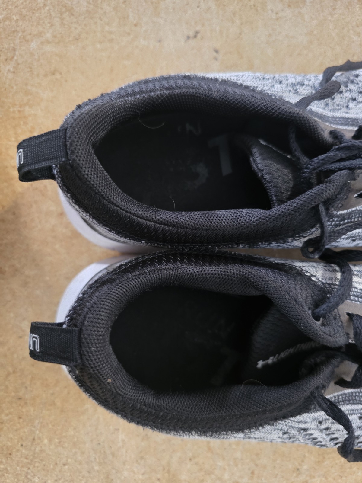 SAOLA Under Armour Lighting 2 Nero Bianco Grigio Maglia Run Walk Jog Scarpa Sneaker Uomo 10 5