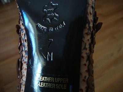 Comment nouer et porter le foulard en soie style carré Hermès Comment nouer et porter le foulard en soie style carré Hermès