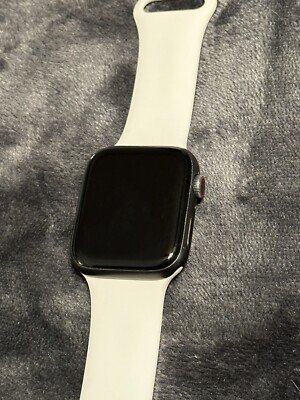Apple Watch Series 5 Nike 44mm Space Gray Aluminum Case with