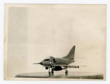 PHOTO SNAPSHOT 1958, avion tarmac aviation piste moteur hélice maquette ?