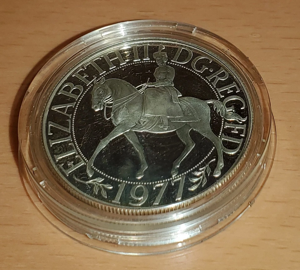Queen Elizabeth II Solid Silver Coin Old Jubilee Medal 1977 Proof Crown Vintage - Image 3 of 4