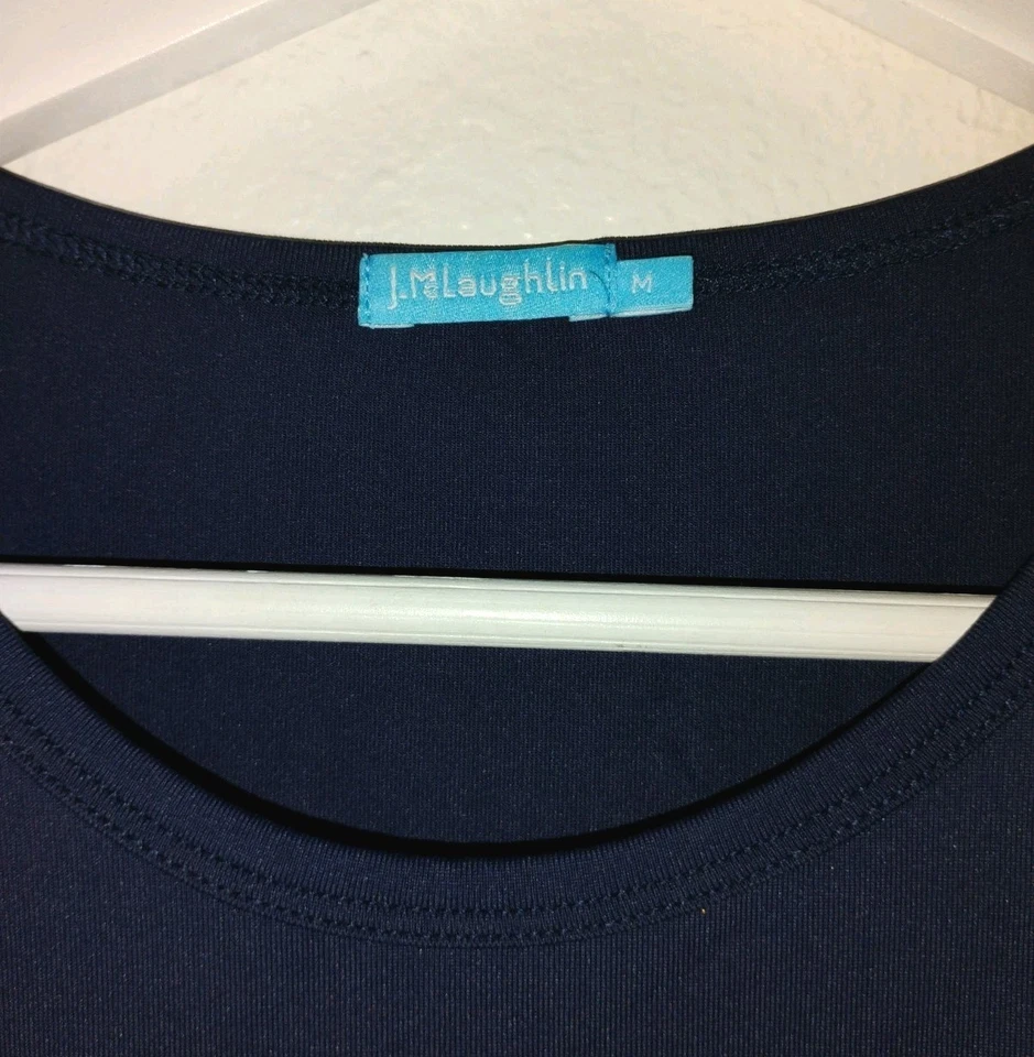 Camiseta Confortável Elástica com Gola Redonda Allie da J Mclaughlin Marinha Tamanho Médio - Imagem 4 de 4