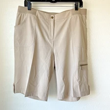 Chico's Zenergy Golf Cargo Shorts Women's Size 2 (12/14 - L) Beige Stretch Zip