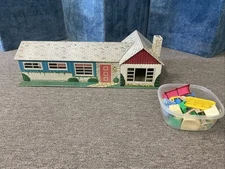 Vintage Marx 1953 tin dollhouse With Original Furniture