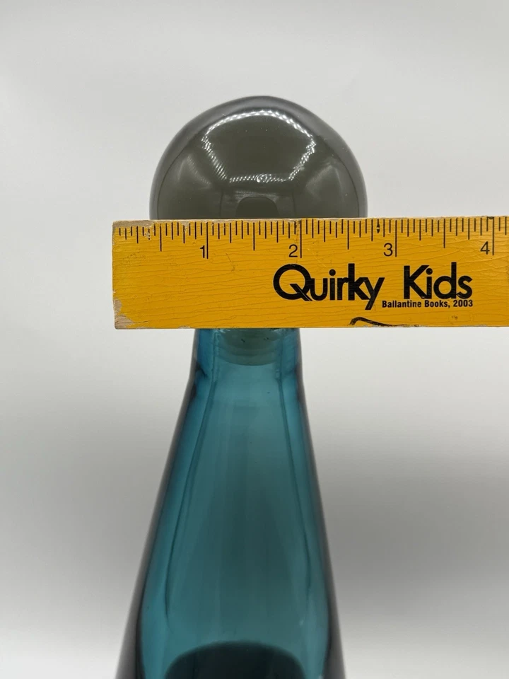 Decantador de vidrio pesado vintage turquesa y negro ahumado Foto 3 de 4