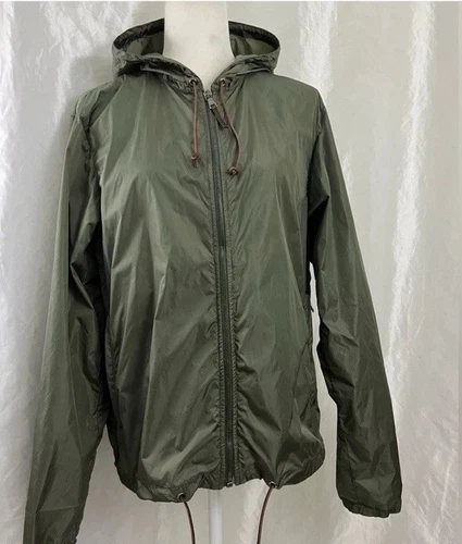 Giacca a vento Prada in nylon verde con logo taglio laser taglia L