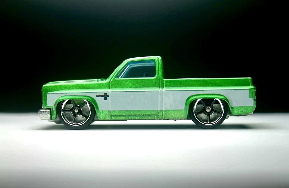 Hot Wheels '83 Silverado Candy Green Spectraflame Custom Made Loose 1:64 - Immagine 3 di 4