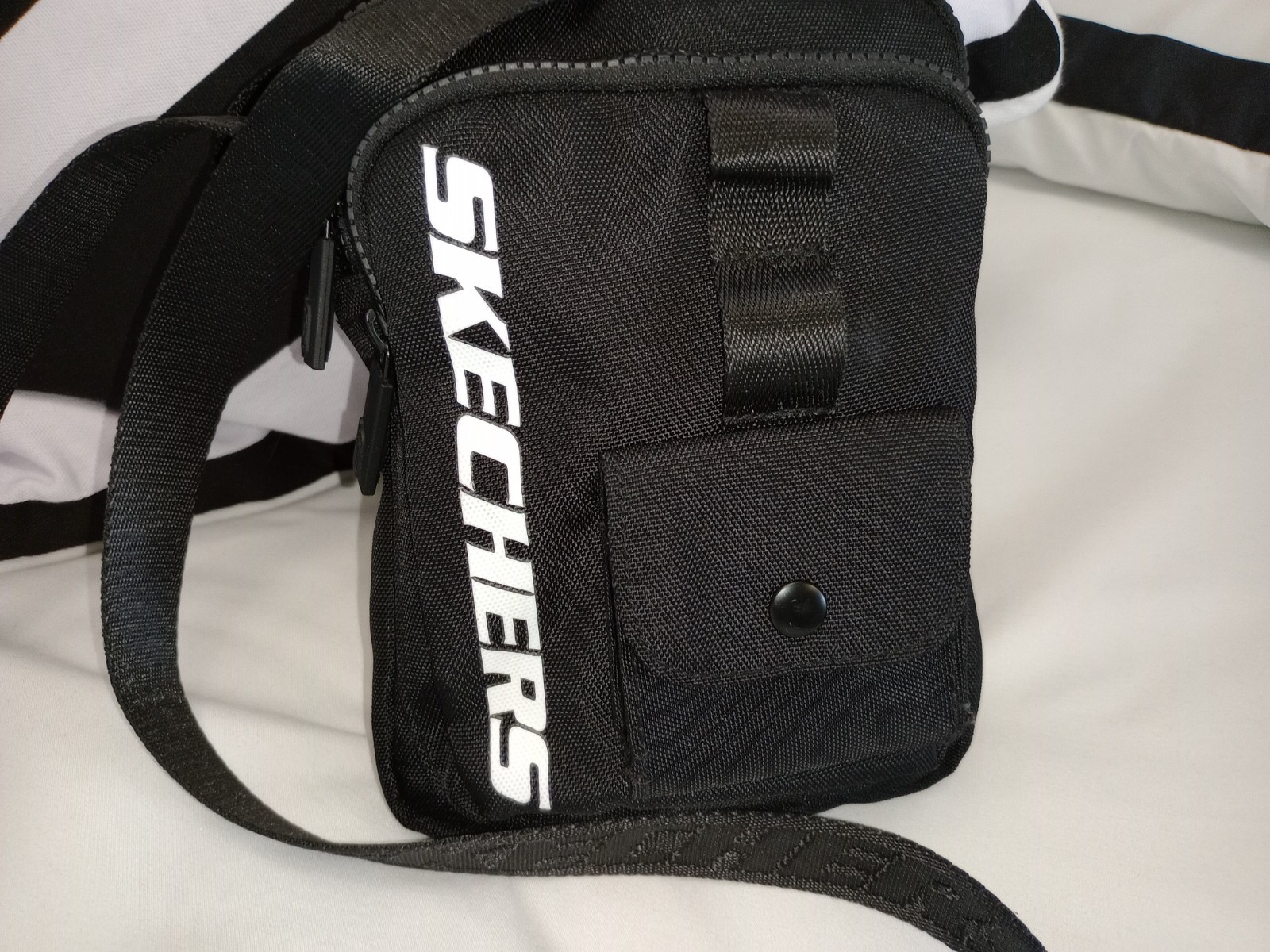 Bolso Bandolera de Hombro Skechers para Hombres Negro Cierre Multi Cremallera Logo Cinta Correa