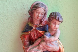 Holzgeschnitzte Figur Heiligenfigur Mutter mit Kind auf Wolke Wandapplike