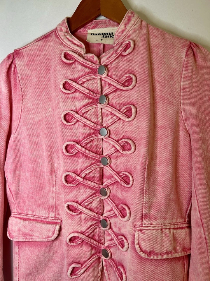 Chaqueta de mezclilla rosa lavado SAVANNA JANE banda estilo militar algodón para mujer pequeña Foto 2 de 4