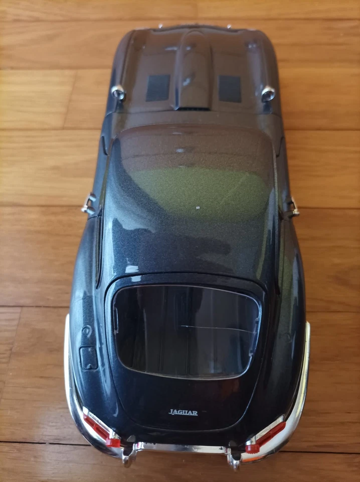 MODELLINO AUTO JAGUAR "E" 1961 - 1:18 - EDICOLA - Immagine 3 di 4