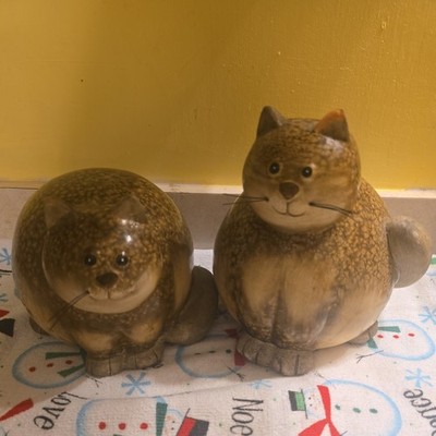 A pair of Delton Products Corp Fine Collectibles Cat