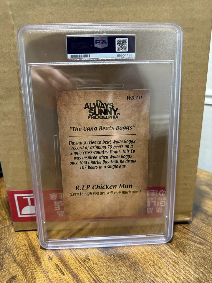 Tarjeta cortada de Wade Boggs firmada Its Always Sunny In Philadelphia lata de cerveza de los Medias Rojas PSA Foto 2 de 2