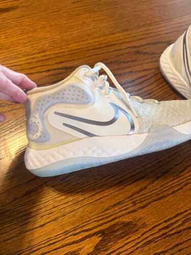 NIKE KD TREY 5 v111 Basketball Shoes. excellent used condition. only worn a twic