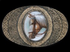 UE13134 VINTAGE 1977  HORSE  ART COMMEMORATIVE BRASSTONE BELT BUCKLE