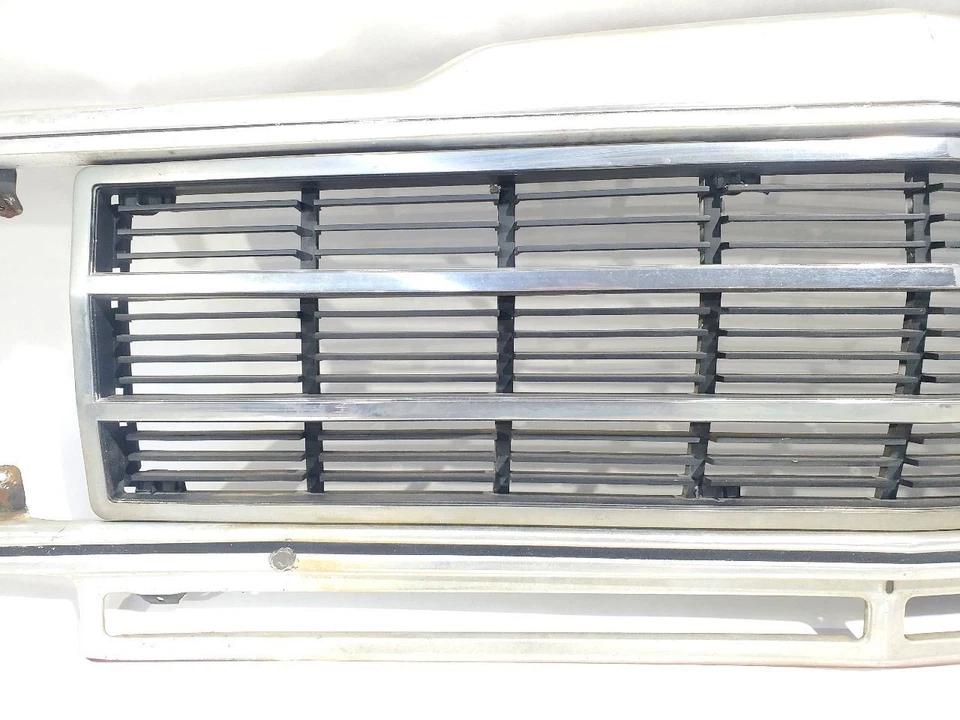 1986 1987 1988 1989 1990 1991 Jeep Grand Wagoneer OEM Grille  - Image 3 of 4