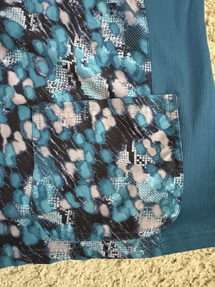 Women’s Koi Lite Stretch Nurses Scrubs Top Size L - Image 2 of 4