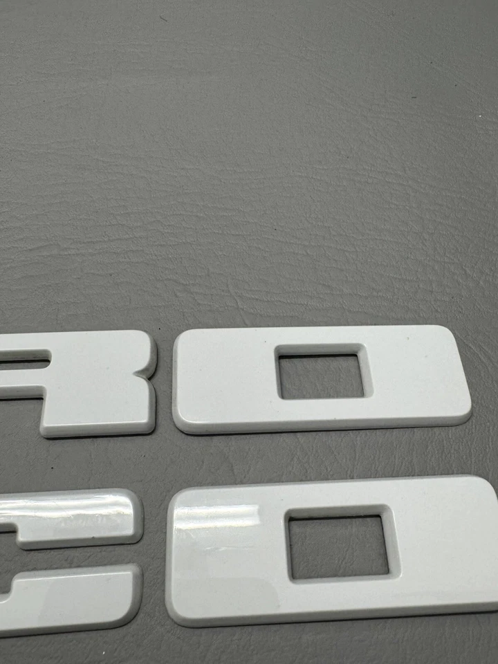 21 22 23 24 FORD BRONCO SPORT PUERTA TRASERA EMBLEMA BLANCO LOGOTIPO INSIGNIA SIGNO USADO PERLA Foto 4 de 4