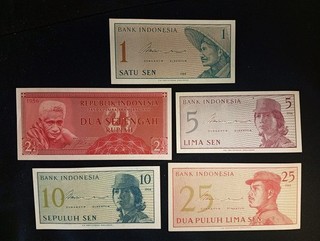 Indonesia lote de 5 billetes de 1 5 10 y 25 sen 1964 y 2 1/2 rupias año 1956.
