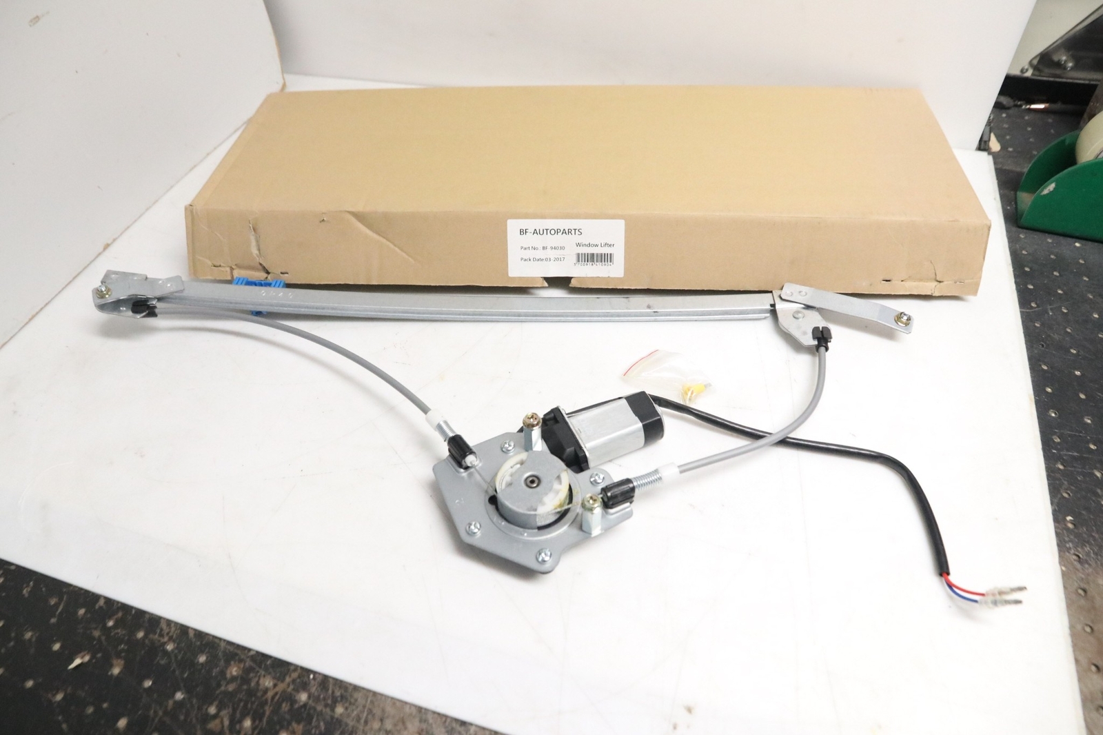 Lève-vitre droit BF-AUTOPARTS BF-94030 pour Renault Trafic 2 et Opel Vivaro