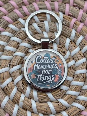Schlüsselanhänger ''Collect Memories Not Things'' - Reisegeschenk Keychain - Handarbeit - 36 mm