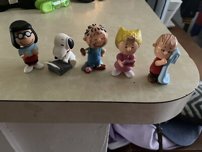 Peanuts Easter Mystery Eggs  5 snoopy marcy pigpen sally linus