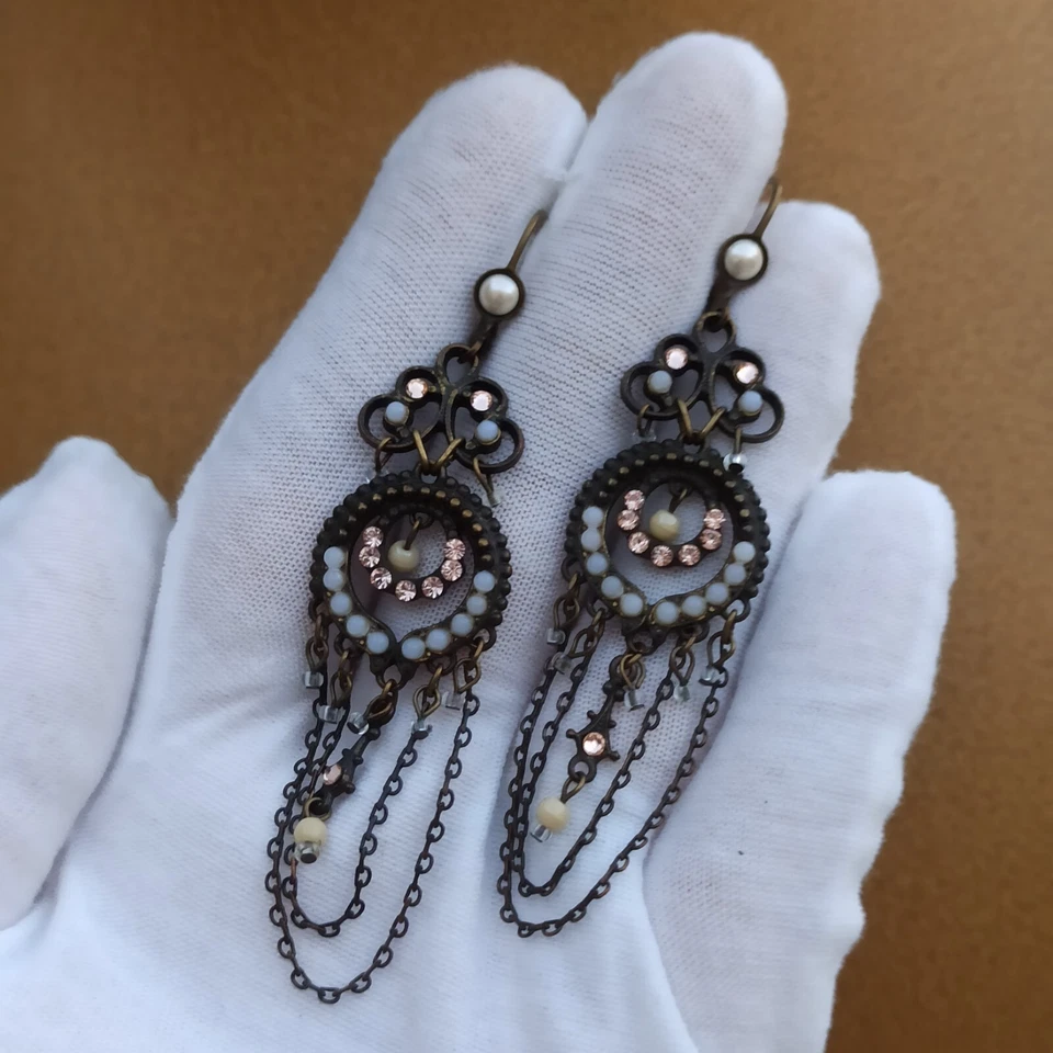 Pendientes Michal Negrin Cadena Araña Victoriana 3" Largo Cristales Beige Oscuro Foto 3 de 4