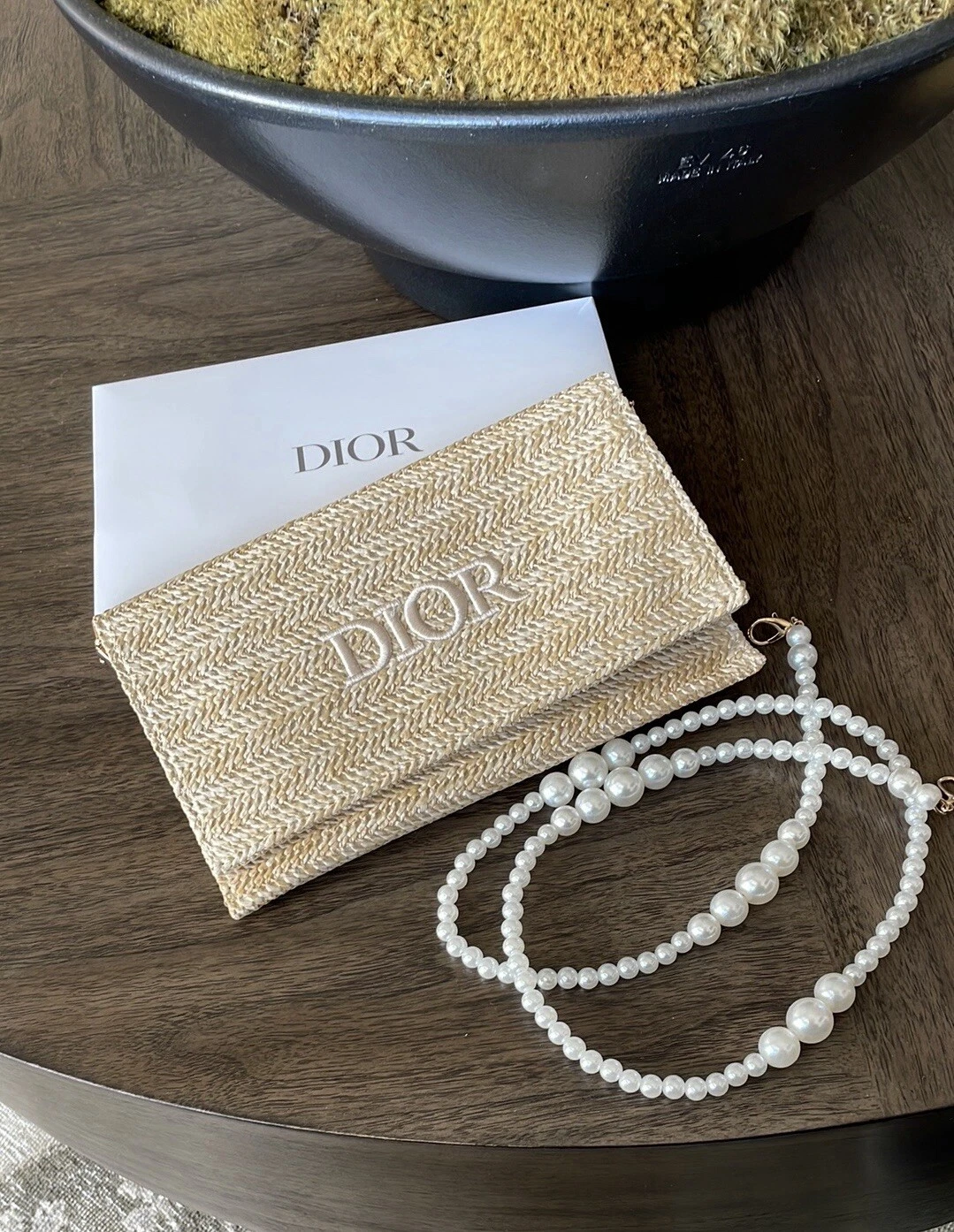 Pochette en paille Dior Nouveauté avec sangle bandoulière fausse perle neuve dans sa boîte 
