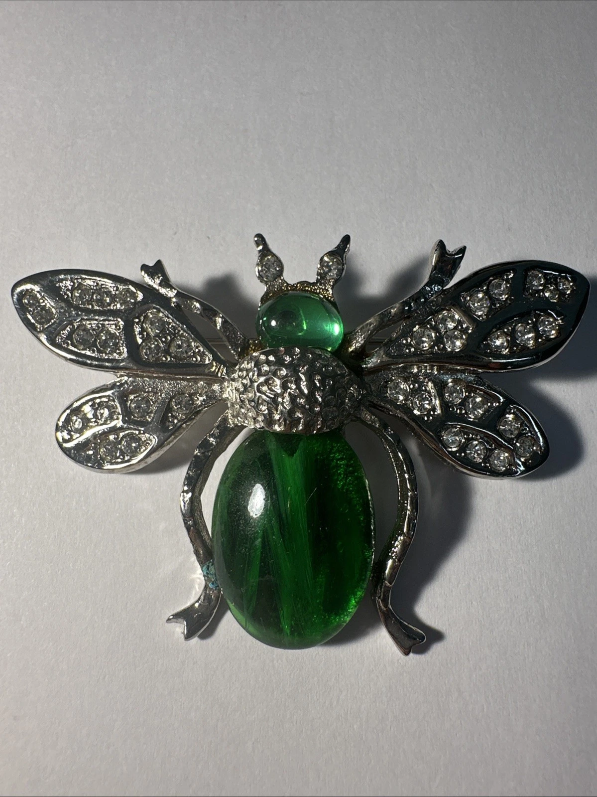 Broche abeille/ Bourdon ? Argentée ,Tête Abdomen Pierre Verte, Ailes Strass