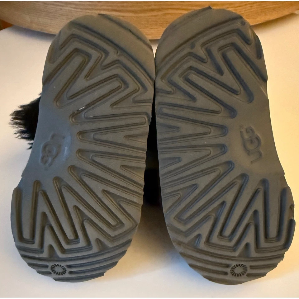 UGG Toddler Gita Slip-On Boot Girls Size 9 Black Pom-Pom Bow Shearling-Lined - Image 4 of 4