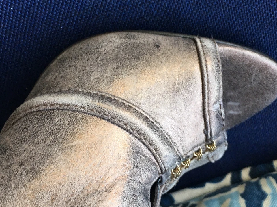 Elizabeth and James high heel booties in a silver taupe leather with top design - Image 4 of 4